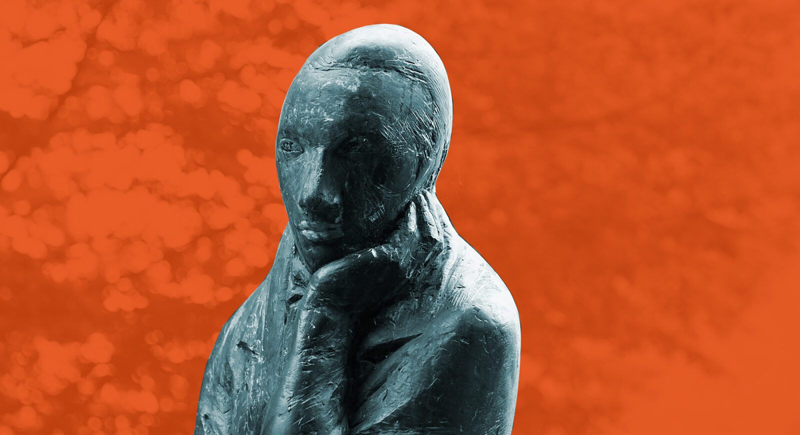 Eine strukturierte Skulptur einer menschlichen Figur, die in nachdenklicher Haltung ihr Kinn auf die Hand stützt, vor einem orangefarbenen Hintergrund mit einem dezenten, abstrakten Muster.