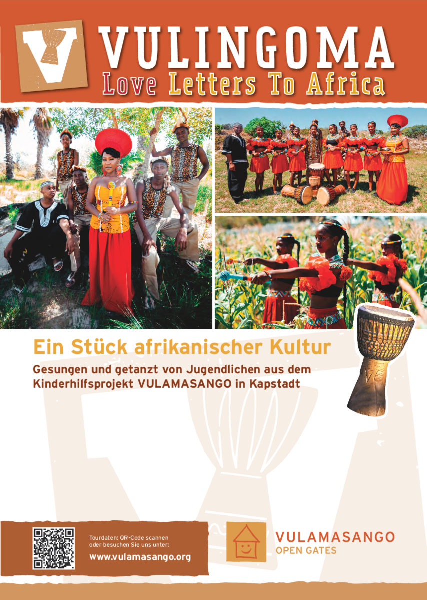 Eine Gruppe junger Künstler in traditioneller afrikanischer Tracht singt und spielt im Freien Trommel, wobei über einem Bild einer Djembe-Trommel der Schriftzug „VULINGOMA Love Letters To Africa“ sowie Veranstaltungsdetails auf Deutsch zu sehen sind.