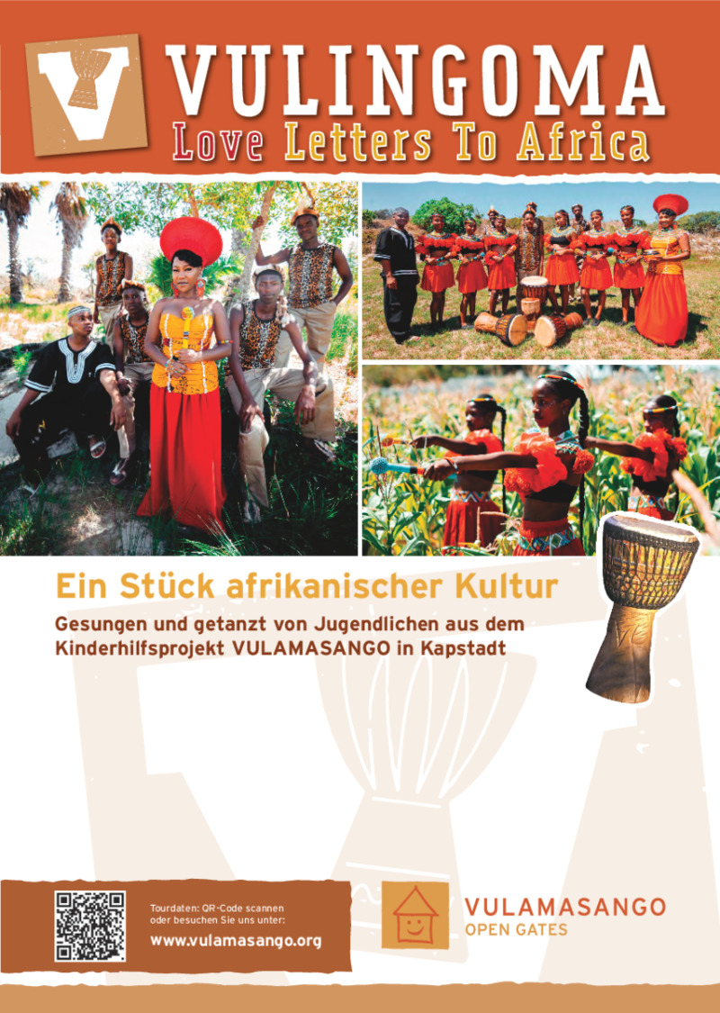 Eine Gruppe junger Künstler in traditioneller afrikanischer Tracht singt und spielt im Freien Trommel, wobei über einem Bild einer Djembe-Trommel der Schriftzug „VULINGOMA Love Letters To Africa“ sowie Veranstaltungsdetails auf Deutsch zu sehen sind.
